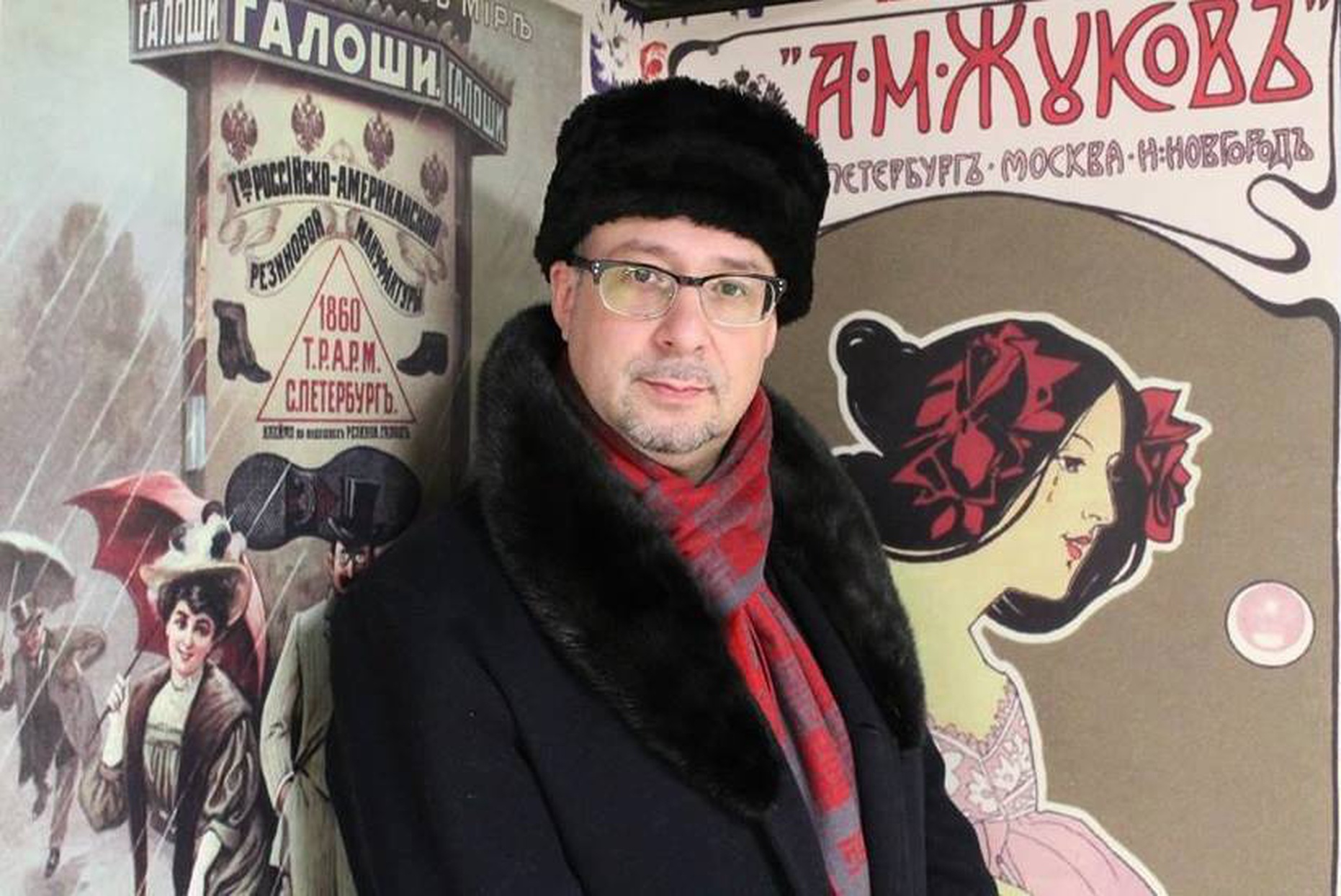 Евгений Славутский в образе перед концертом романсов