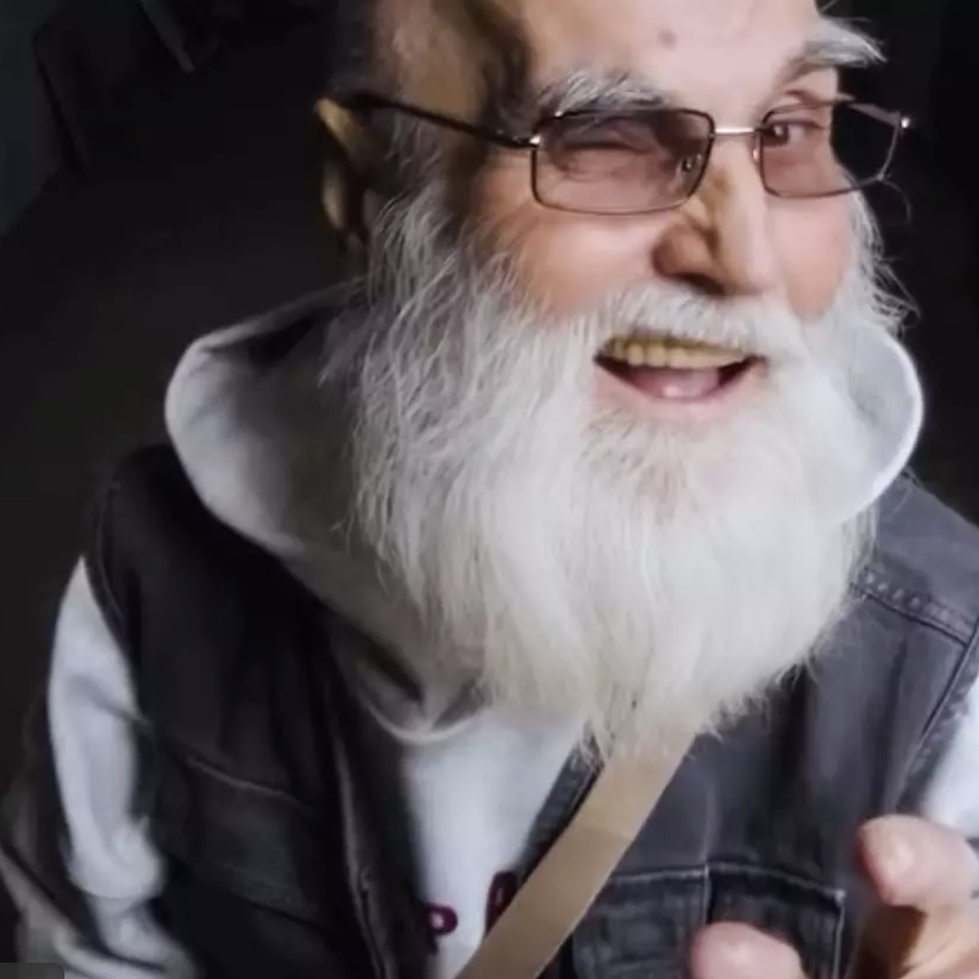 84-летний дедушка Виктор решил научить молодежь одеваться. И стал звездой сети!